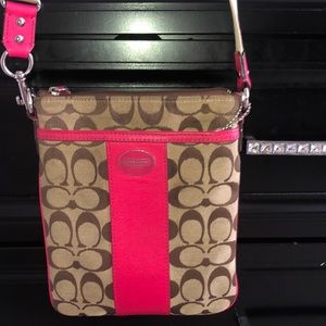 pink and beige coach crossbody 👜